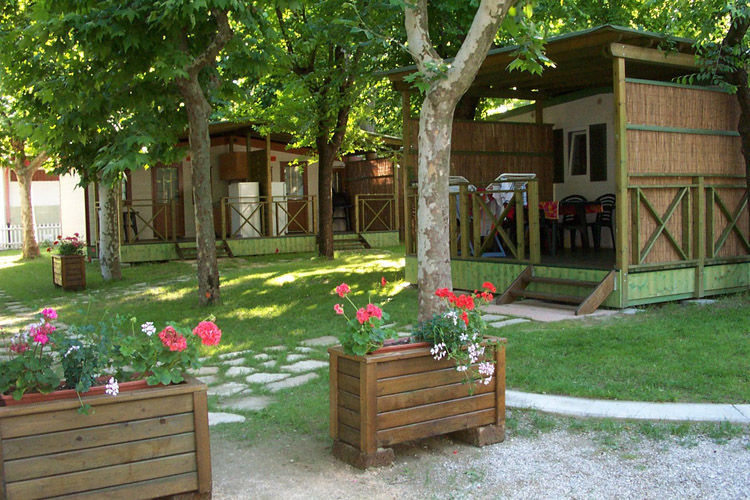 Unsere cottages im grünen feriendorf campingplatz adria italien